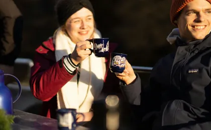 Winter city tour by motorboat including mulled wine