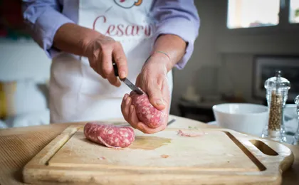 Market tour and dining experience at a Cesarina's home in Lucca