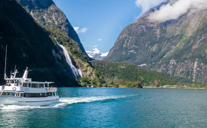 Milford Sound day tour and Boutique cruise with picnic lunch from Te Anau