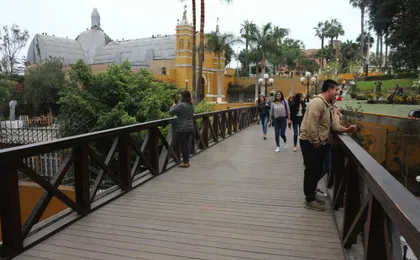 Lima bicycle tour with Pacific views and local food tastings