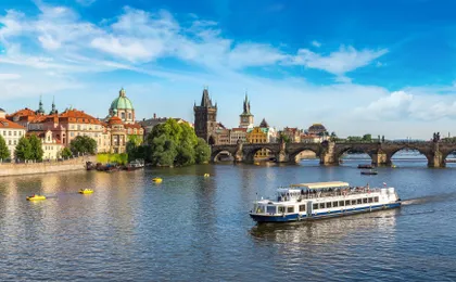 Best of Prague by foot and bus with river cruise and Prague Castle