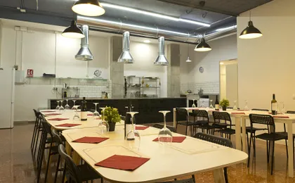 Seafood paella cooking class and Ruzafa market visit
